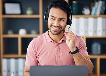 Ein Mann der Anrufe beantwortet Hier sieht man einen Mann der viel telefonieren muss und deswegen einen trockenen Mund hat. © Allistair Fpeopleimages.com / adobe.stock
